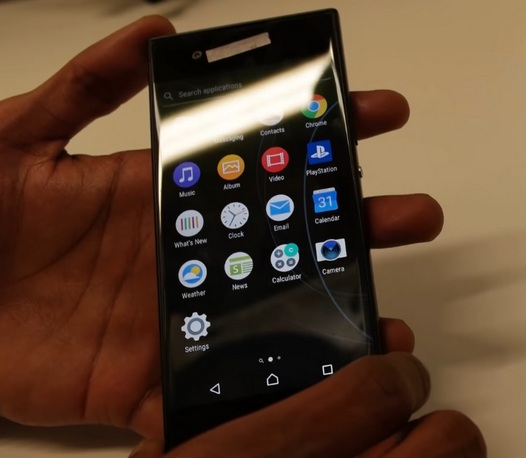 Sony Xperia G3121. Смартфон с огромными рамками над и под дисплеем засветился на видео