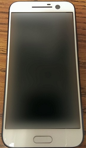HTC One M10 в корпусе белого цвета позирует на фото
