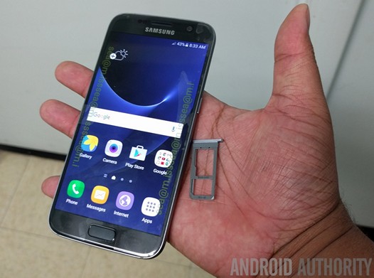 Samsung Galaxy S 7 с гибридным слотом для SIM-карт и карт памяти MicroSD на фото и видео