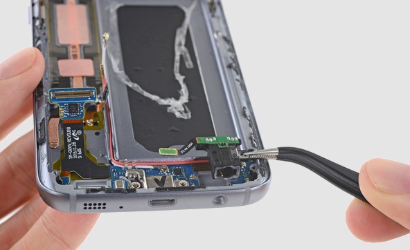 Инструкция по разборке Samsung Galaxy S7 появилась в iFixit. Ремонтопригодность нового флагмана все еще на низком уровне