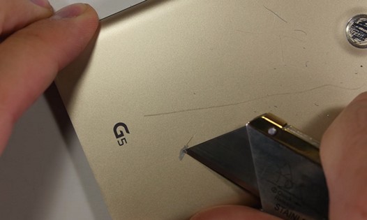 LG G5. Поверхность задней панели смартфона выполнена из пластика.
