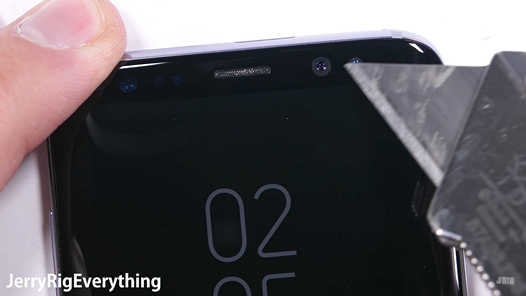 Samsung Galaxy S8 в тестах на устойчивость к царапинам, воздействию высокой температуры на экран и жесткость конструкции повел себя достойно