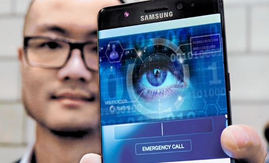 Обмануть сканер радужной оболочки глаза Samsung Galaxy S8 удалось членам хакерской группы Chaos Computer Club 