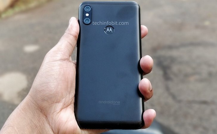 Motorola One. Живые фотографии первого смартфона компании оснащенного экраном с вырезом