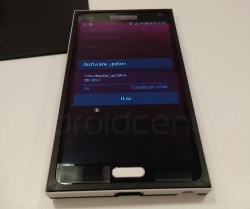 Galaxy Note 4 в чехле прямоугольной формы на фото и в рекламе Samsung