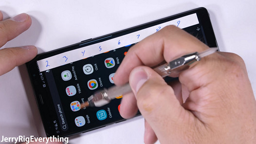 Samsung Galaxy Note 8 в тестах на устойчивость к царапинам и жесткость корпуса показал себя отлично