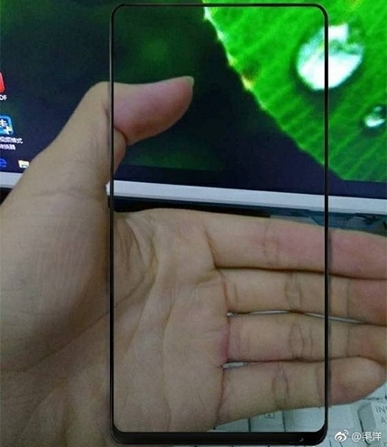 Xiaomi Mi Mix 2. Фото стекла передней панели смартфона обещает невиданное соотношение площади дисплея к площади фронтальной панели смартфона