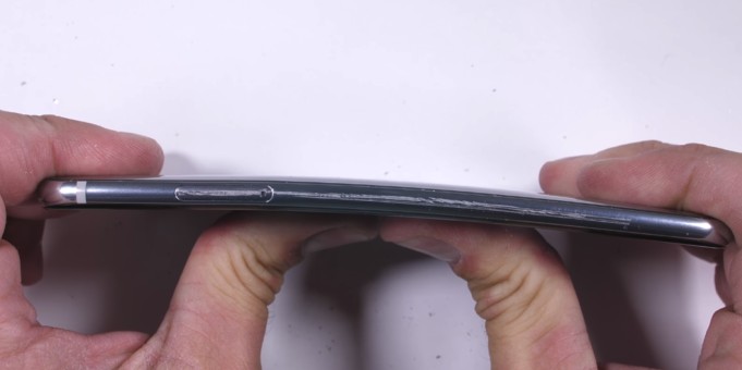 LG V30 в тестах на устойчивость к царапинам и жесткость корпуса подтвердил свое звание защищенного смартфона (Видео)