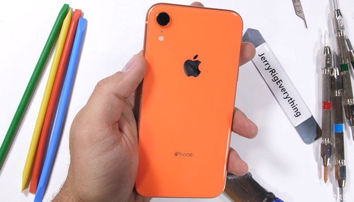 iPhone Xr в тестах на устойчивость к царапинам и жесткость конструкции (Видео)