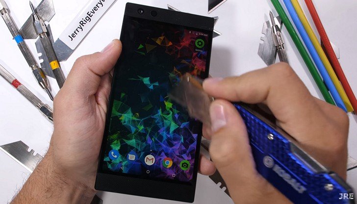 Razer Phone 2 в тестах на устойчивость к царапинам и жесткость конструкции (Видео)