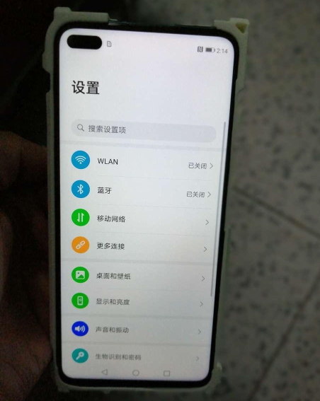 Huawei Nova 6. Живое фото смартфона с отверстием в экране под двойную селфи-камеру появилось в Сети