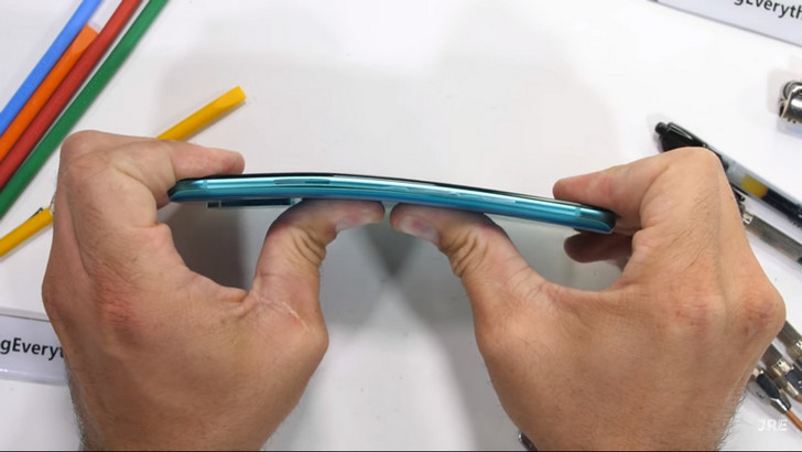 OnePlus 8T в тестах на жесткость конструкции и устойчивость к царапинам показал себя достойно