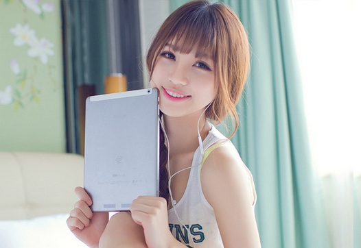 Telecast X98 Air 3G. Планшет в форм-факторе Applle iPad Air, работающий под управлением ОС Windows или Android и ценой $196 рекламирует симпатичная азиатская красотка