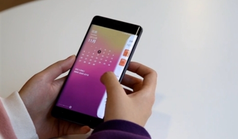 Xiaomi Mi Note 2. Возможности изогнутого дисплея смартфона показаны на видео