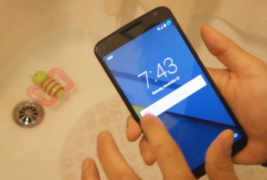 Nexus 6 имеет водонепроницаемый корпус, но можно ли его погружать в воду? (Видео)