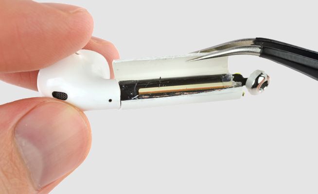 Беспроводные наушники Apple AirPods попали в iFixIt: низкое качество исполнения и полное отсутствие ремонтопригодности