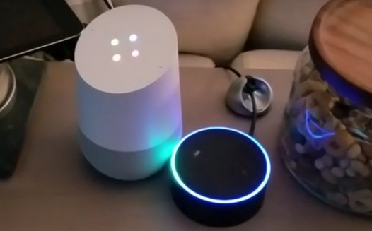 Пятничное видео.  Google Home против Amazon Echo. Кто кого переговорит?