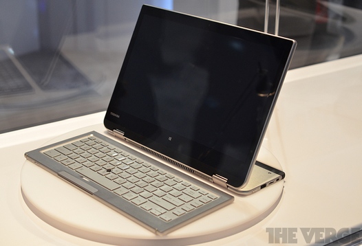 Прототип гибрида планшета и ноутбука Toshiba (5-в-1) с клавиатурой, состоящей из двух частей
