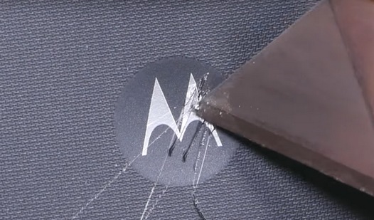 Moto G4 в тестах на сгибание и устойчивость дисплея к царапинам выглядит весьма и весьма неплохо