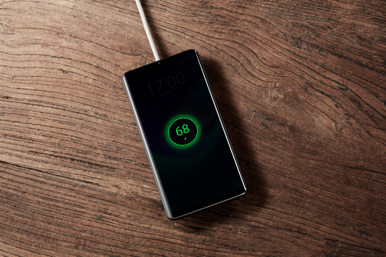 Meizu анонсировала первый в мире смартфон телефон без кнопок и портов