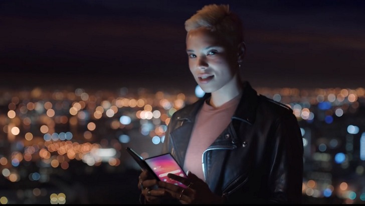 Гибкий смартфон Samsung показан в рекламном видео ролике производителя