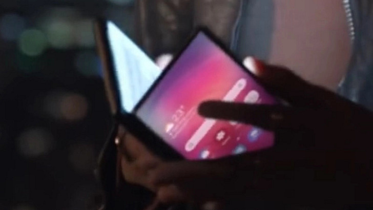 Гибкий смартфон Samsung показан в рекламном видео ролике производителя