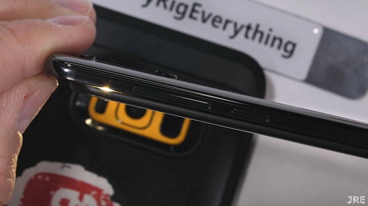 Xiaomi Mi Mix 3 в тестах на жесткость конструкции и устойчивость к царапинам показал себя весьма достойно (Видео)