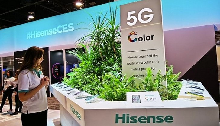 Первый в мире смартфон с цветным E Ink экраном представила на CES 2020 компания Hisense