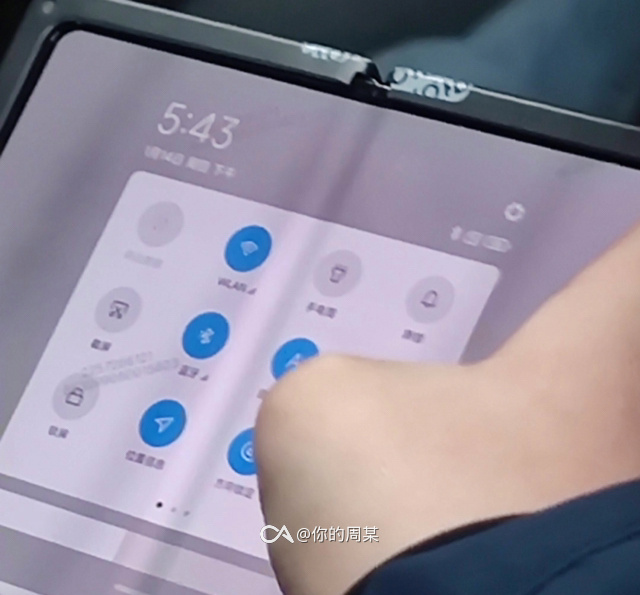 Складной смартфон Xiaomi уже на подходе? В сеть просочились живые фотографии новинки