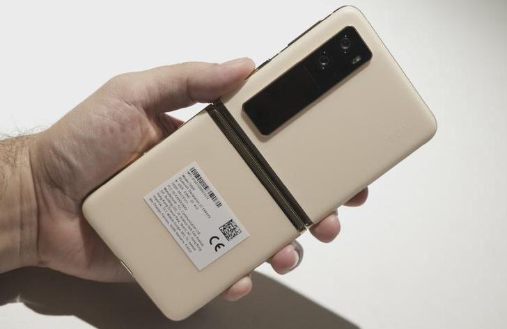 TCL Flex V с ценой от $600 станет самым доступным в мире смартфоном-раскладушкой