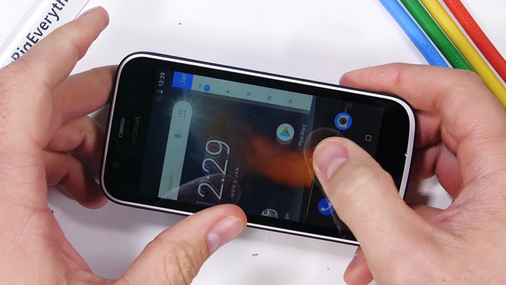 Nokia 1 в тестах на устойчивость к царапинам и жесткость конструкции (Видео)