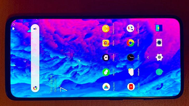 OnePlus 7 засветился на живых фото с дисплеем без выреза или отверстия под объектив селфи-камеры