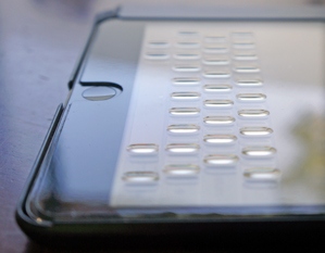 Выпуклые прозрачные исчезающие кнопки для экранной клавиатуры iPad  предоставит владельцу планшета чехол компании Tactus