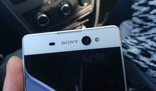 Sony Xperia C6. Новый фаблет с шестиюймовым экраном и огромным объективом фронтальной камеры позирует на фото
