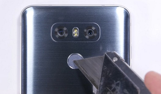 LG G6 в тестах на устойчивость к царапинам и механическую прочность повел себя вполне достойно