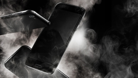 Sharp Aquos R: процессор Snadragon 835, дисплей HDR IGZO, ассистент Emopa и умная док-станция