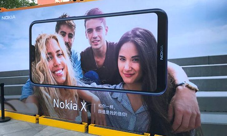 Nokia X. Первый смартфон компании оснащенный экраном с вырезом засветился на живых фото