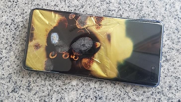«Горячие новости» - Samsung Galaxy S10 5G загорелся после падения «Горячие новости» - Samsung Galaxy S10 5G загорелся после падения