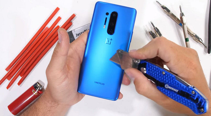 OnePlus 8 Pro. Тесты на жесткость конструкции и устойчивость к царапинам пройдены телефоном достойно 