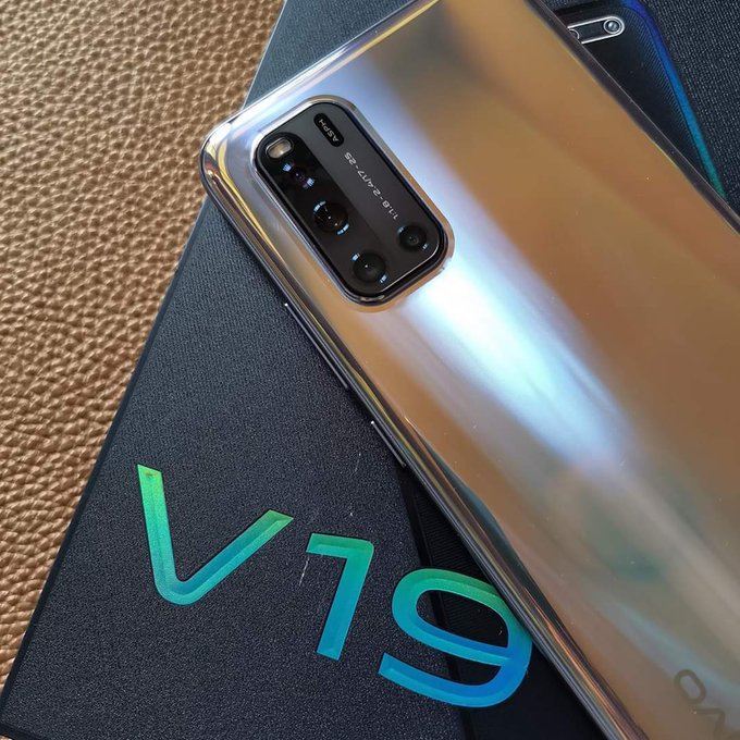 Vivo V19. Так будет выглядеть смартфон средней ценовой категории с двойной фронтальной и основной квадро-камерой
