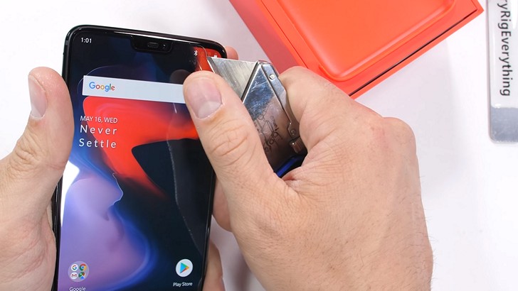 OnePlus 6 в тестах на устойчивость к царапинам и прочность конструкции смотрится весьма неплохо (Видео)