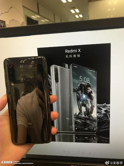 На просторах китайского сегмента Сети всплыла фотография официального рекламного постера будущего смартфона Redmi, оснащенного выдвигающейся селфи-камерой, снятого рядом со смартфоном Xiaomi Mi9 c прозрачной задней панелью: