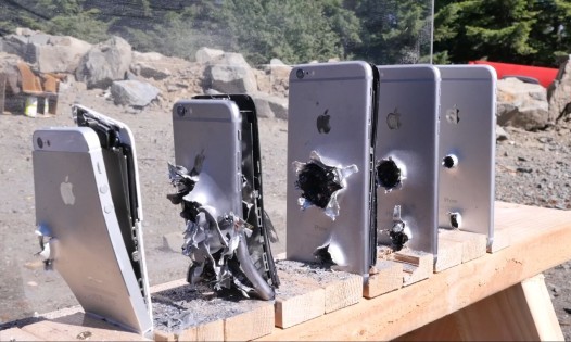 Сколько айфонов нужно, чтобы защитить вас от пули из АК-74? (Видео)