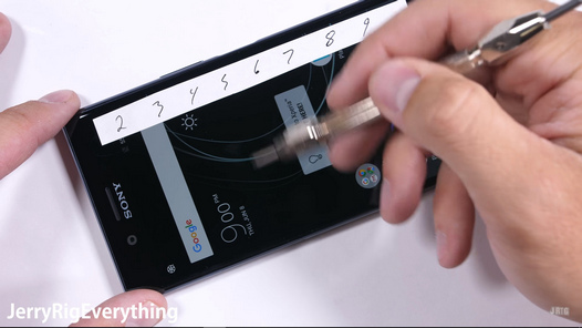 Sony Xperia XZ Premium достойно прошел тесты на жесткость корпуса и устойчивость дисплея к царапинам (Видео)