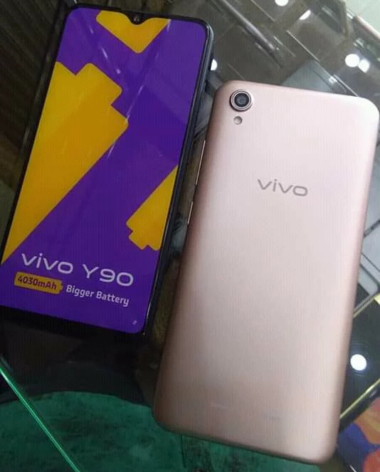  Vivo Y90 на подходе. Недорогой смартфон засветился на живых фото