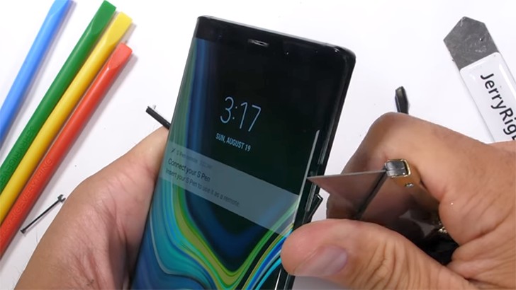 Samsung Galaxy Note 9 и его стилус в тестах на устойчивость к царапинам и жесткость конструкции смотрится весьма неплохо