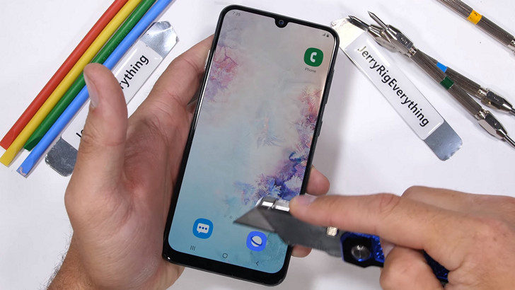 Samsung Galaxy A50 в тестах на устойчивость к царапинам и жесткость конструкции смотрится достойно (Видео)