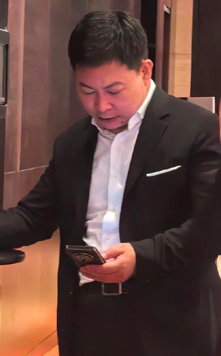 Складывающийся втрое смартфон Huawei снова засветился вживую