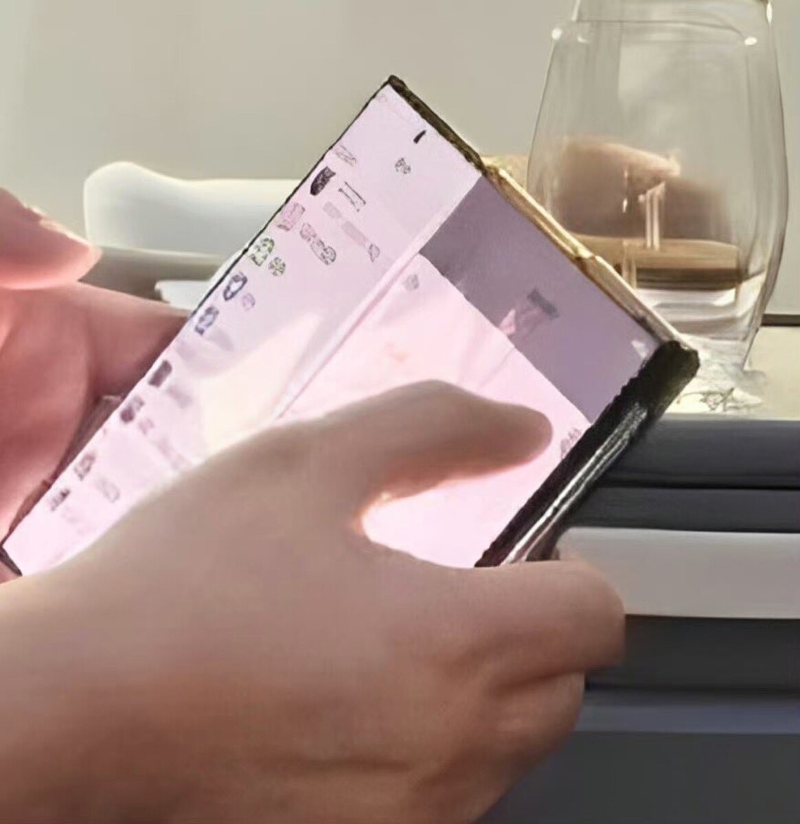Складывающийся втрое смартфон Huawei снова засветился вживую