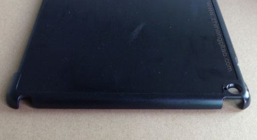 iPad Air 2. Защинтый чехол для нового, пока еще официально не объявленного планшета Apple имеет странное отверстие рядом с окошком для камеры